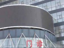 弧形室外p10U北京全彩屏LED显示屏安装中